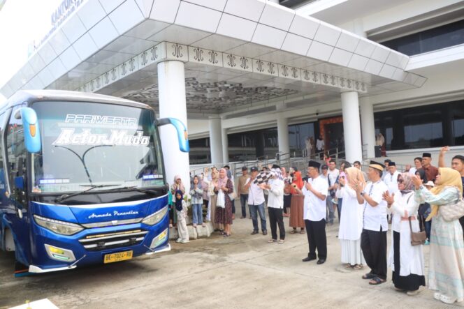 
 Agus Istiqlal Bupati Pesisir Barat lepas Keberangkatan Jamaah Umroh Tahun 2024