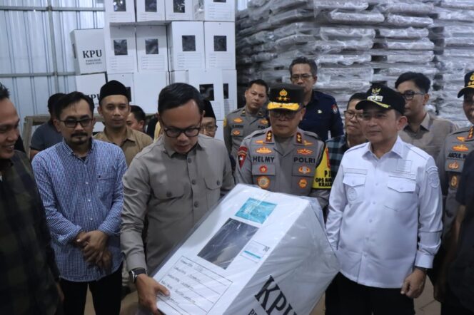 
 Dampingi Wamendagri, Kapolda Lampung Pastikan Kesiapan dan Keamanan Gudang Logistik KPU