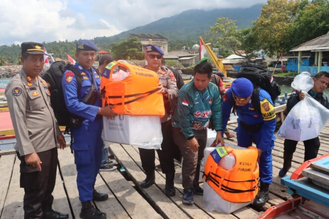 
 Cara Polisi Kawal Penyaluran Logistik Pilkada ke Pulau-pulau, Kotak Suara Dibungkus Plastik dan Diikat Pelampung