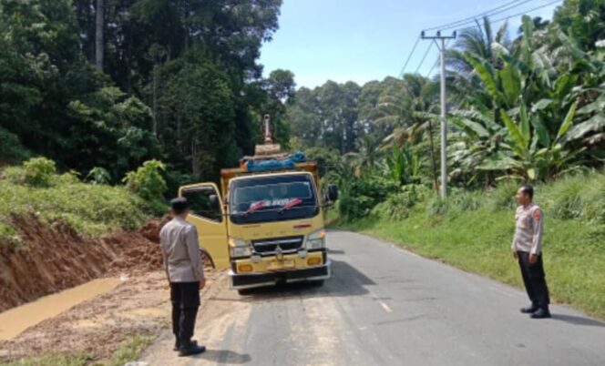 
 Polsek Pesisir Utara Amankan Lalu Lintas Akibat Tanah Longsor di Pekon Penengahan