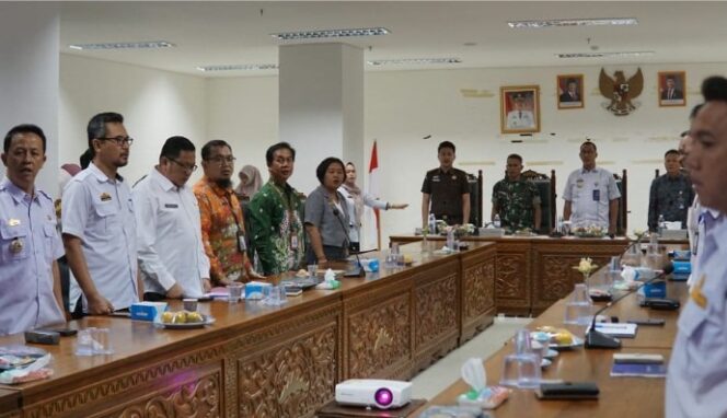 
					Pemkab Pesibar Gelar Rapat Koordinasi Bahas Persiapan Hadapi Natal dan Tahun Baru 2025