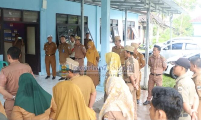 
					Tekankan Disiplin ASN : Wakil Bupati Pesibar Zulqoini Sidak Mendadak ke Kantor Kecamatan