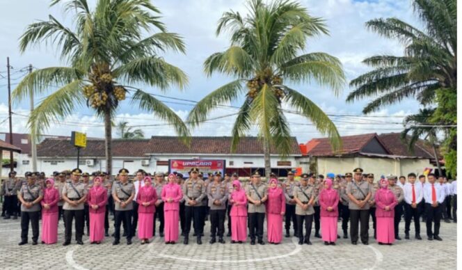 
					Kapolres Pesibar Pimpin Upacara Sertijab Kabag Ops dan Kapolsek