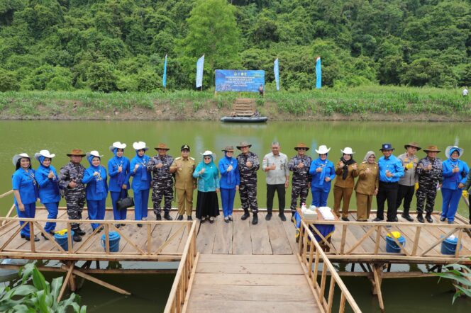 
					Waka Polda Lampung Turut Dampingi KSAL Tinjau Program Ketahanan Pangan Nasional dan Makan Bergizi Gratis di Lampung