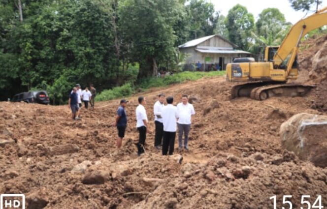 
					Bupati Pesibar Agus Istiqlal Tinjau Proses Land Clearing Lokasi Pembangunan RS Tipe C di Way Batu