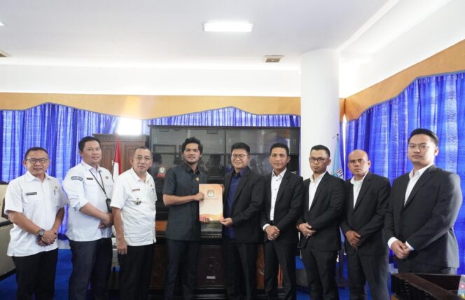 
					Ketua KPU Pesibar Berikan Penyerahan Berita Acara Penetapan Hasil Pilkada Ke DPRD kabupaten Pesisir Barat