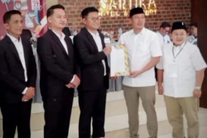 
					KPU Pesibar Tetapkan Paslon Bupati dan wakil Bupati Pesibar No. Urut 1 Resmi Memenangkan Hasil Pemilukada 2024