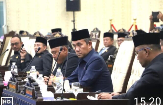 
					Zulqoini Hadiri Rapat Paripurna Dewan DPRD Mengenai Pengumuman Hasil Penetapan Calon Bupati dan Wakil Bupati Terpilih Pesibar 