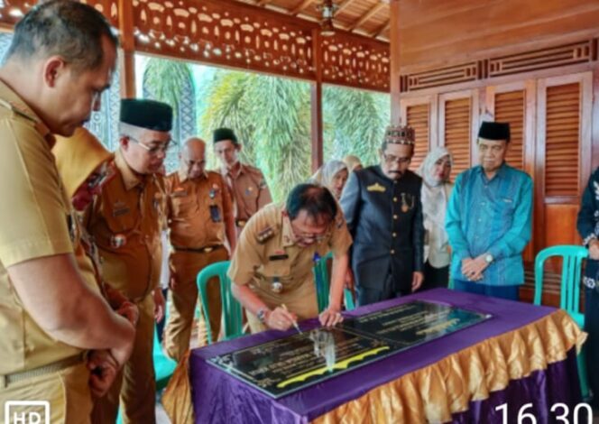 
					Bupati Pesibar Agus Istiqlal Resmikan Lamban Gedung Sai Batin Marga Ulu Krui