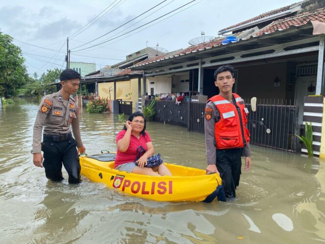 
					Bandar Lampung di Kepung Banjir , Polda Lampung Terus Bantu Warga dan Jaga Keamanan Saat Banjir 