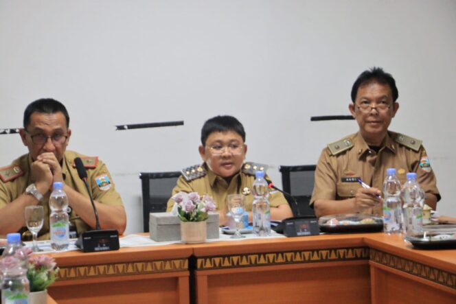 
					Wabup Pesibar Irawan Topani, Pimpin Rapat Kerusakan Jembatan Gantung Way Pemerihan Kecamatan Bengkunat