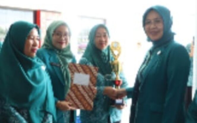 
					Ketua TP-PKK Septi Heri Buka Lomba Masak Kue Tradisional Cucokh Bekhak