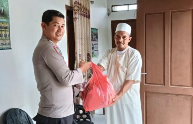 
					Polres Way Kanan Berikan Bansos ke Tokoh Agama di Blambangan Umpu