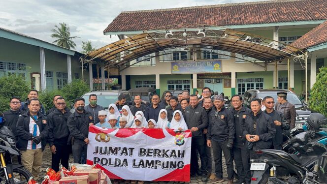 
					Jumat Berkah Ramadhan : Direktorat Intelkam Polda Lampung Gelar Bakti Sosial