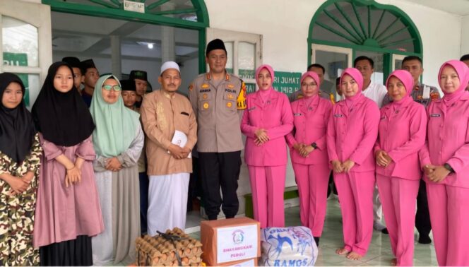 
					Wujud Kepedulian, Polres Way Kanan Berikan Tali Asih ke Ponpes Miftahul Ikhlas