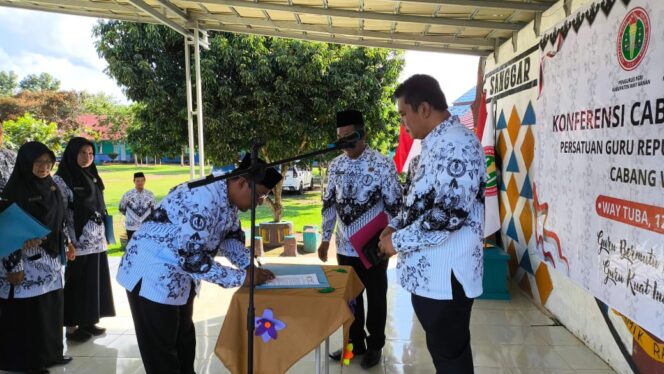 
					Ketua PGRI Way Kanan Melantik Pengurus PGRI Way Tuba