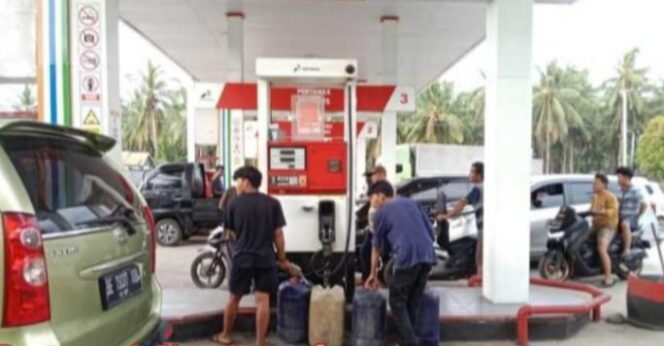 
					Salahi Aturan, Izinkan Pembelian BBM Menggunakan Drigen Dalam Jumlah Banyak SPBU Pekon Wayjambu Dikeluhkan Warga