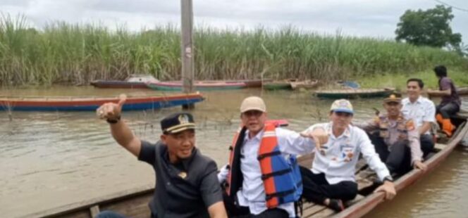 
					Kunjungi Lokasi Banjir, Bupati dan Wabup Way Kanan Beri Bantuan Logistik di Kampung Sri Menanti