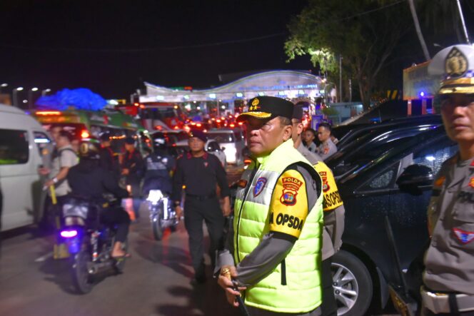 
					Berhujan Demi Kelancaran Arus Balik : Potret Kesigapan Polisi di Pelabuhan Bakauheni