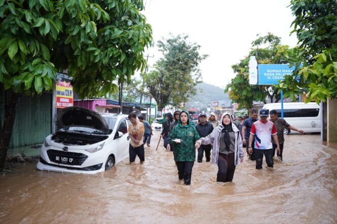 
					Tinjau lokasi terdampak banjir di kecamatan panjang, Eva Dwiana Akan Perbaiki Drainase Yang Ditutup