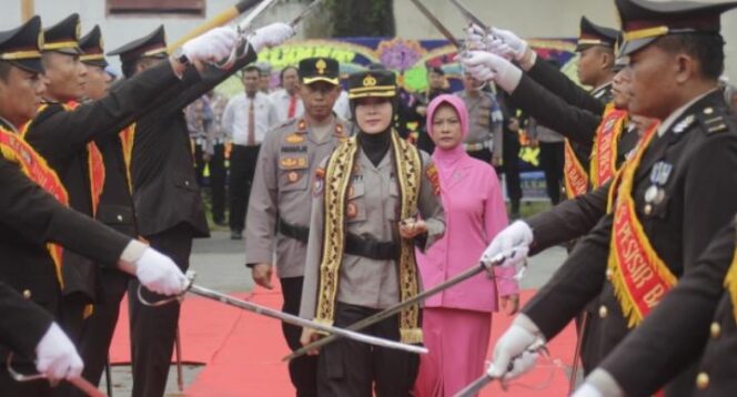 
					AKBP Bestiana Resmi Nahkodai Polres Pesibar