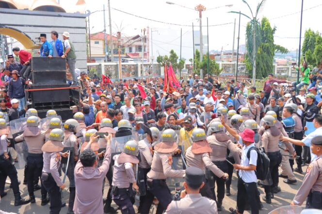 
					Sebanyak 10 Polisi Terluka Saat Amankan Aksi Petani Singkong di Kantor Gubernur Lampung