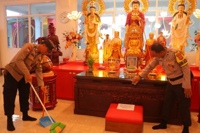 
					Jelang Hari Raya Waisak, Polresta Bandar Lampung Gelar Bakti Religi di Tiga Vihara