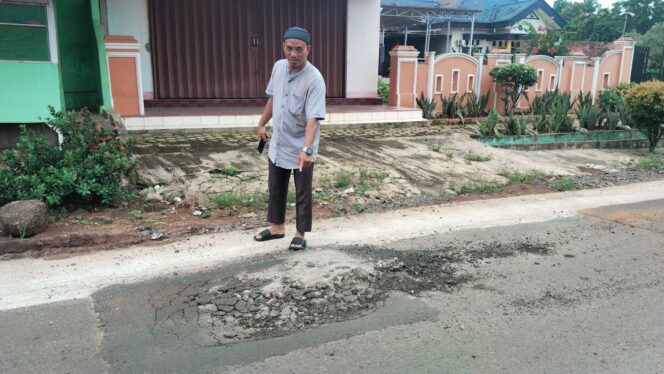 
					Ruas Jalan Sukadana-Bumi Nabung Kembali Rusak, Warga Viralkan di Medsos