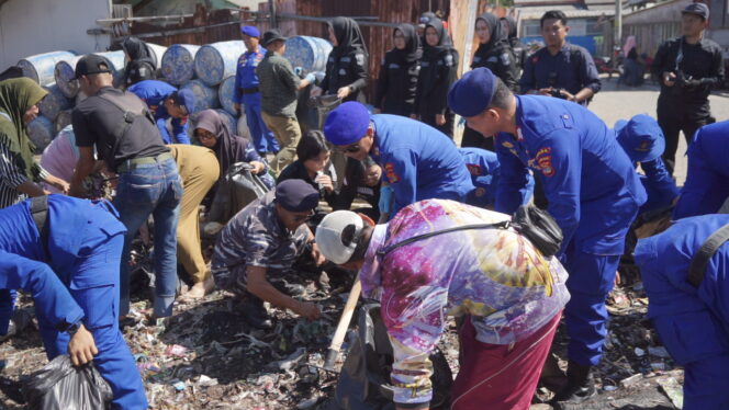 
					Patroli Laut dan Bersih Pantai, Ditpolairud Bersama Bid Humas Polda Lampung Ajak Warga Peduli Lingkungan