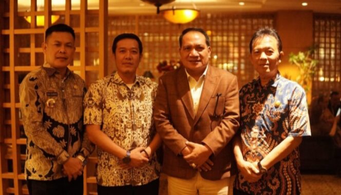 
					Bupati Pesibar Dedi Irawan Silaturahmi Ke Angota DPR-RI Aprozi Alam