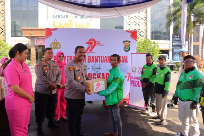 
					Driver Ojol di Bandar Lampung Dapat Sembako dan Cek Kesehatan Gratis Dalam Rangka Hari Bhayangkara ke- 79