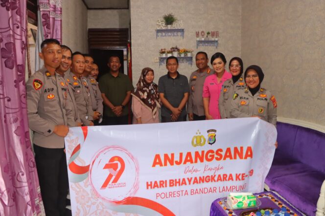 
					Gelar Kegiatan Anjangsana Hari Bhayangkara Ke-79, Polresta Bandar Lampung Sambangi Anggota yang Sakit dan Purnawirawan Polri