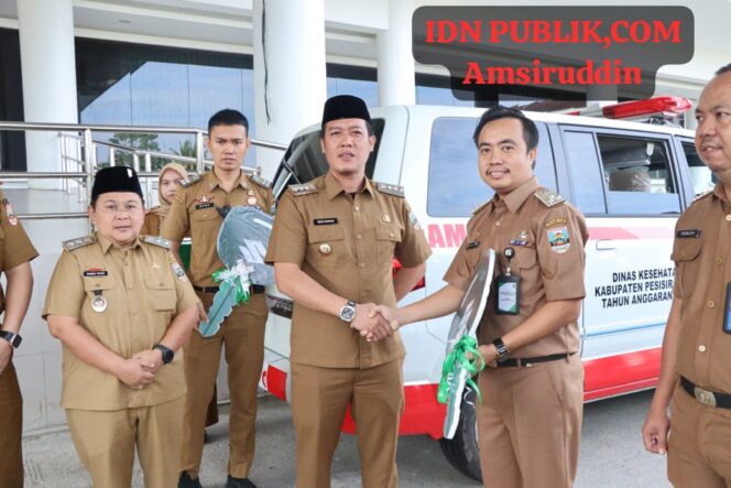 
					Bupati Pesibar Dedi Irawan Serahkan Ambulans Ke UPTD  Puskesmas Bangkunat