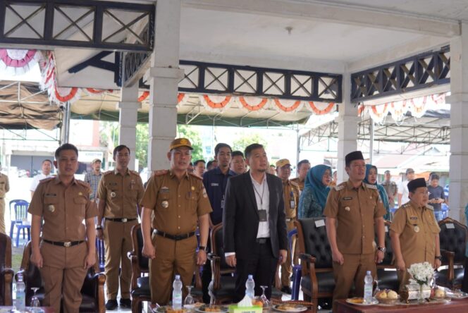 
					Bupati Pesisir Barat, Resmikan Gapura dan Serahkan Bantuan Tenda UMKM di Pasar Way Batu