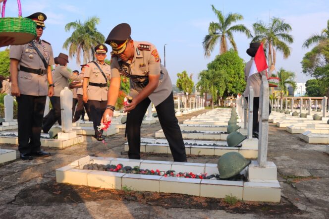 
					Sambut Hari Bhayangkara Ke-79, Polresta Bandar Lampung Ziarah dan Tabur Bunga di Makam Pahlawan