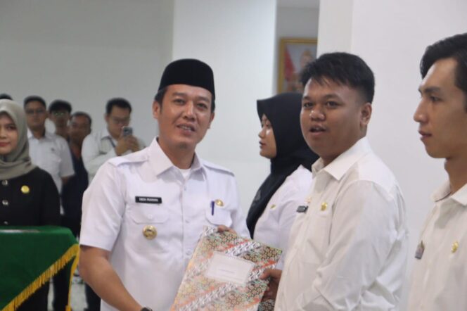
					Bupati Pesibar, Dedi Irawan Lantik 409 Calon CPNS STTD