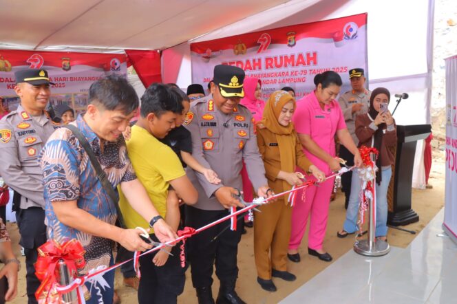 
					Hari Bhayangkara Ke-79, Kapolresta Bandar Lampung Resmikan Hasil Bedah Rumah Pasutri Meninggal Korban Longsor
