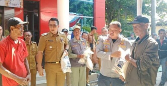
					Pemkot Bandar Lampung Salurkan Bansos Beras di Kecamatan Bumi Waras