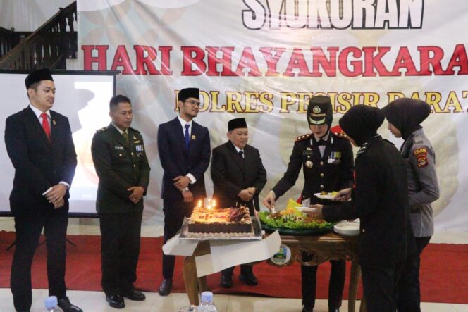 
					Wakil Bupati Pesibar Hadiri Syukuran Hari Bhayangkara Ke 79, Terus Bersinergi Wujudkan Pesibar Maju dan Sejahtera