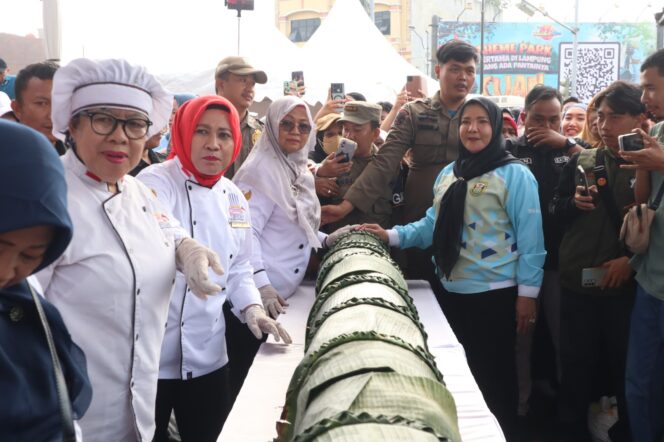 
					Pemkot Bandar Lampung, Catatan Rekor MURI Pembuatan Sekubal Terpanjang dan Terbesar