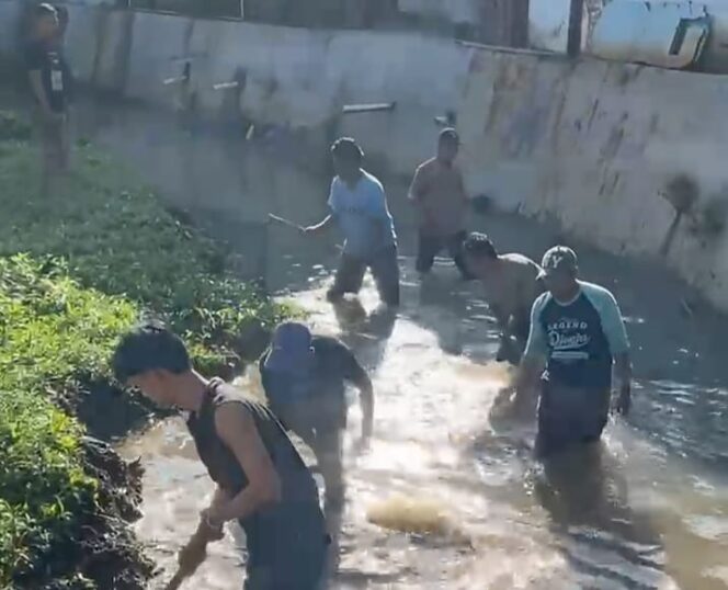 
					Sambut HUT RI ke-80, Masyarakat Lingkungan Lebak Jaya Adakan Gotong Royong Bersihkan Lingkungan