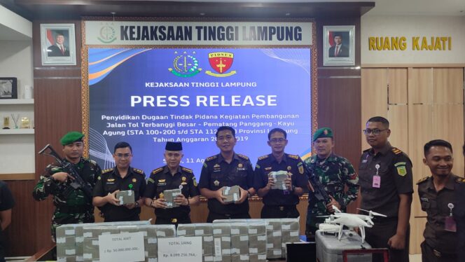 
					Pidsus Kejati Lampung Sita Uang 4M Lebih dan 50 am Berupa Aset Hasil Tipikor Jalan Tol Provinsi Lampung TA 2017-2019