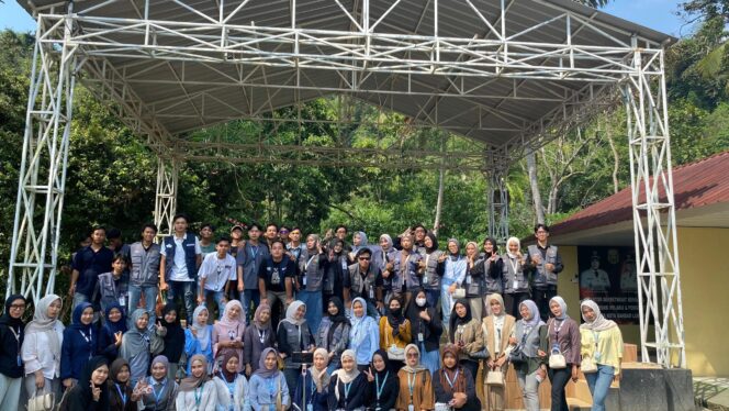 
					Gelar Bazar Mini UMKM di Kawasan Wisata Sumur Putri, Kelompok KKN-T UIN RIL Kuatkan Peran Kolaborasi Aktif