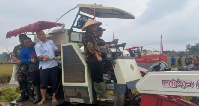 
					Kunjungan Kerja Jamintel ke Provinsi Lampung, Gelar Panen Raya dan Penandatanganan Perjanjian Kerjasama Bupati/Walikota dan Kajari Se-Provinsi Lampung