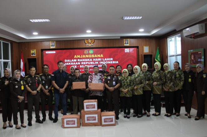 
					Kejari Bandar Lampung Gelar Bakti Sosial dan Anjangsana, Peringati HUT Kejaksaan RI Ke-80