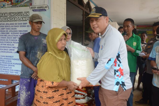 
					Tunjukkan Kepedulian, Pemkot Bandar Lampung Bagikan Beras Untuk Korban Banjir