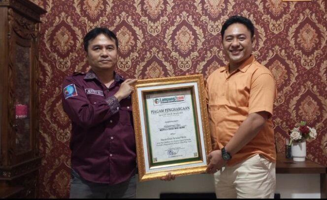 
					Kades Way Huwi, M. Yani Terima Penghargaan Hut Lampung 7.Com Kategori Spesial “Kades Sahabat Media”