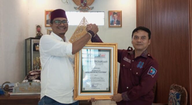 
					Kades Hanura, Rio Remota Terima Penghargaan Spesial “Kades Inovatif Sahabat Media” dari Lampung7.com