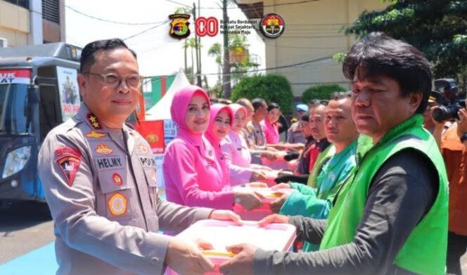 
					Kunjungan Kerja Ke Polresta Bandar Lampung, Kapolda Lampung Bagikan Paket Sembako Kepada Pekerja Informal dan Warga Kurang Mampu