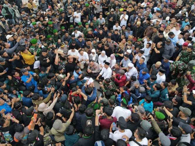 
					Ditengah Unjuk Rasa : Gubernur, Pangdam, dan Kapolda Lampung Duduk Lesehan Bersama Massa Aksi